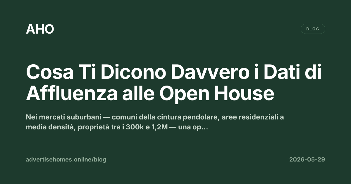 Un agente che esamina un foglio di firma a un'open house, con una casa suburbana visibile sullo sfondo