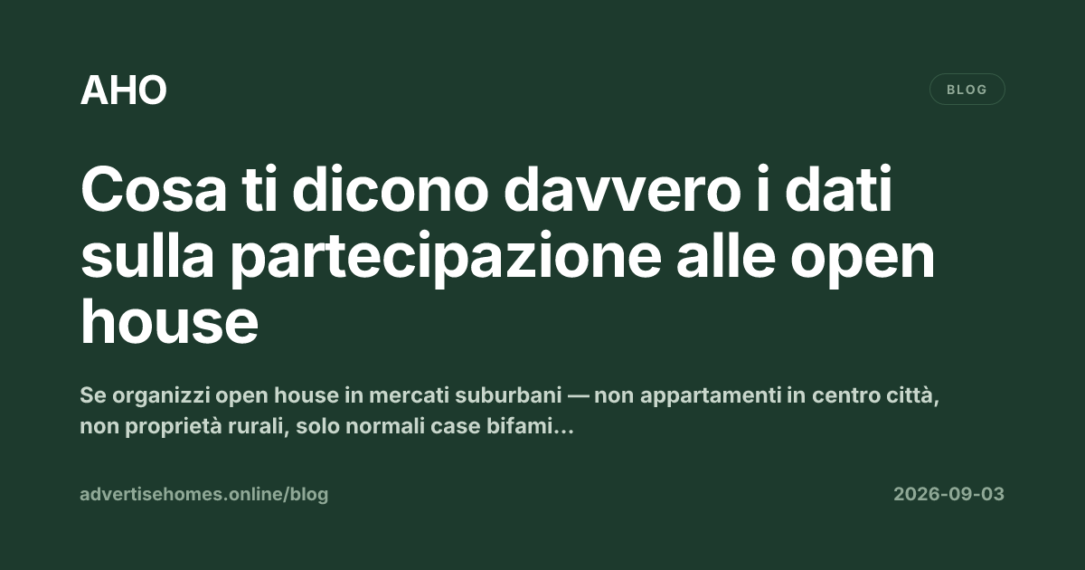Salotto suburbano vuoto allestito per un'open house con un foglio di firma sul tavolo d'ingresso